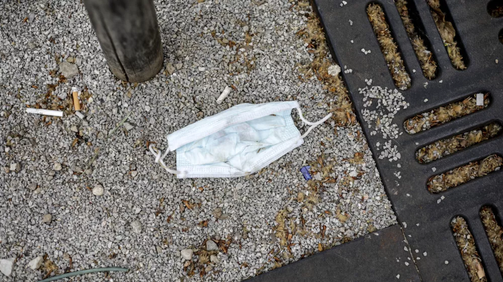 - odvržene za&scaron;čitne rokavice in maske po uporabi na tleh ob cestah, pločnikih, drugih javnih povr&scaron;inah ter v naravi - 20.04.2020 &ndash; Epidemija Koronavirus COVID-19 v Sloveniji &ndash; ukrep obvezna uporaba za&scaron;čitnih mask in rokavic v trgovinah in drugih javnih zaprtih prostorih //FOTO: Matjaž Ru&scaron;t
