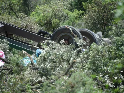 V nesreči je bilo po&scaron;kodovanih kak&scaron;nih 30 maturantov, osem so jih odpeljali v bolni&scaron;nico. 