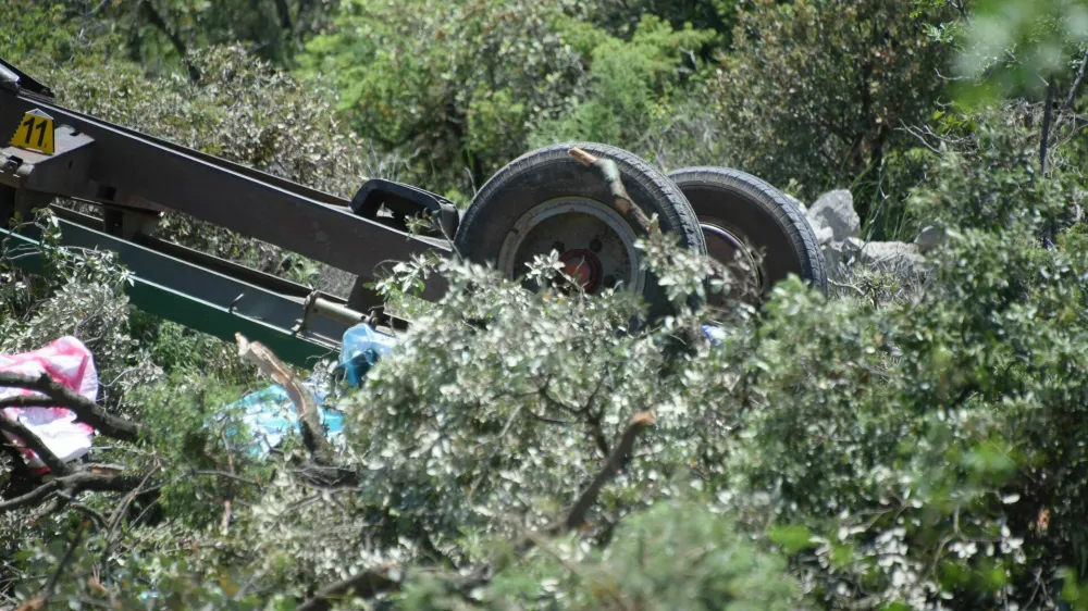 V nesreči je bilo po&scaron;kodovanih kak&scaron;nih 30 maturantov, osem so jih odpeljali v bolni&scaron;nico. 