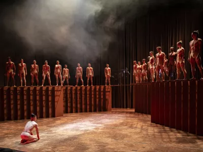 V plesni predstavi Ukiyo-e, ki jo je z baletnim ansamblom Velikega gledali&scaron;ča iz Ženeve oblikoval koreograf Sidi Larbi Cherkaoui, bo nastopilo kar 22 plesalk in plesalcev. Foto: Andrea Macchia