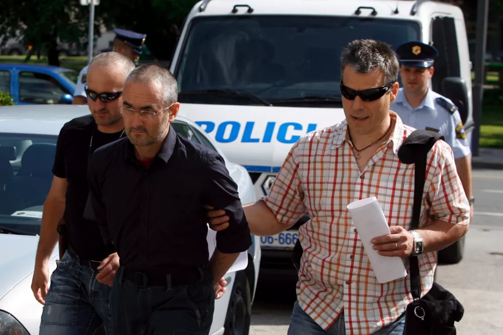 predstojnik budistične skupnosti v Sloveniji Shenpen Rinpoche pred sodi&scaron;čem- policisti pripeljali ljubljanskega &raquo;budističnega vodjo&laquo;, 43-letnega Ljubljančana Shenpena Rinpocheja oziroma Ronana Chatelliera - ovadili so ga zaradi domnevnega spolnega napada na osebo, mlaj&scaron;o od 15 let//FOTO: Bojan Velikonja