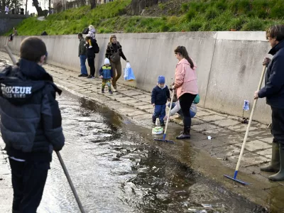 Otroci11.03.2025 Spu&scaron;čanje gregorčkov, Gregorjevo, Grada&scaron;čicaFOTO: Nik Erik Neubauer