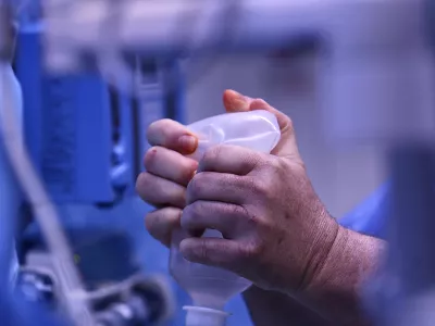 - operacijski blok - operacijska dvorana - operacija- kirur&scaron;ki operativni poseg- 14.1.2014 - Bolni&scaron;nica Golnik - KOPA, Klinični oddelek za pljučne bolezni in alergijo - vrhunska slovenska klinika za diagnostiko in zdravljenje bolnikov s pljučnimi in alergijskimi boleznim//FOTO: Tomaž Skale