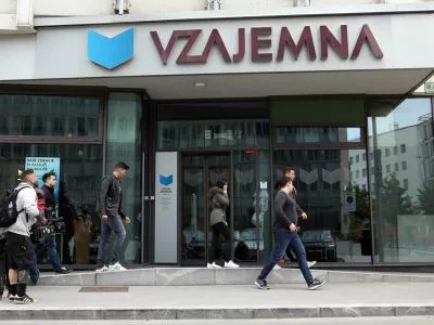 - Simbolična fotografija - Zavarovalnica Vzajemna Poslovalnica Ljubljana, Vo&scaron;njakova ulica 2 v Ljubljani - stavba - uprava18.05.2023 &ndash; Vzajemna, zdravstvena zavarovalnica &ndash; uprava predstavila stali&scaron;če in nadaljnje korake v zvezi z uredbo o določitvi najvi&scaron;je cene premije dopolnilnega zdravstvenega zavarovanja in novelo zakona o zdravstvenem varstvu in zdravstvenem zavarovanju//FOTO: Tomaž Skale