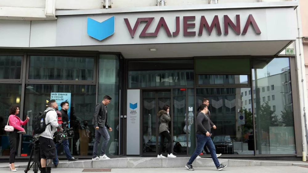 - Simbolična fotografija - Zavarovalnica Vzajemna Poslovalnica Ljubljana, Vo&scaron;njakova ulica 2 v Ljubljani - stavba - uprava18.05.2023 &ndash; Vzajemna, zdravstvena zavarovalnica &ndash; uprava predstavila stali&scaron;če in nadaljnje korake v zvezi z uredbo o določitvi najvi&scaron;je cene premije dopolnilnega zdravstvenega zavarovanja in novelo zakona o zdravstvenem varstvu in zdravstvenem zavarovanju//FOTO: Tomaž Skale