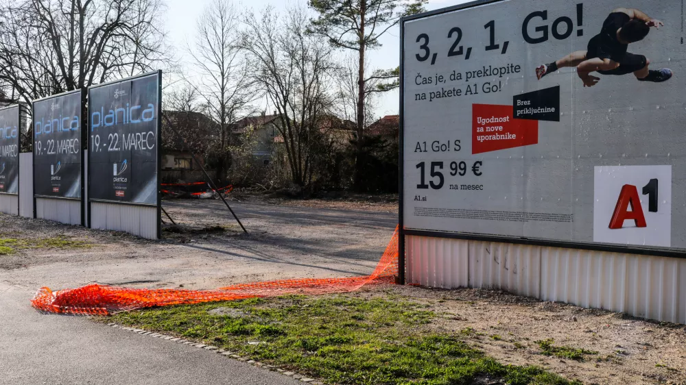 Sodobni oglasni panoji, &scaron;e posebej osvetljeni in digitalni, izstopajo v vizualnem polju voznika in pomembno vplivajo na njegovo zbranost. To potrjuje potrebo po bolj premi&scaron;ljenem ume&scaron;čanju in regulaciji ogla&scaron;evanja ob cestah. Foto: Bojan Velikonja