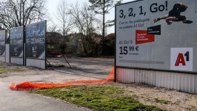 Sodobni oglasni panoji, &scaron;e posebej osvetljeni in digitalni, izstopajo v vizualnem polju voznika in pomembno vplivajo na njegovo zbranost. To potrjuje potrebo po bolj premi&scaron;ljenem ume&scaron;čanju in regulaciji ogla&scaron;evanja ob cestah. Foto: Bojan Velikonja