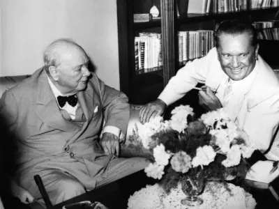 Winston Churchill (levo) naj bi bil po zares bizarni teoriji zarote oče Josipa Broza Tita. F Getty Images