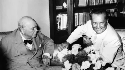 Winston Churchill (levo) naj bi bil po zares bizarni teoriji zarote oče Josipa Broza Tita. F Getty Images