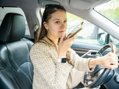 Dinamična vožnja, pogostej&scaron;e seganje po telefonu med vožnjo in močno zaupanje v svoje lastne sposobnosti so ključne lastnosti mladih voznikov. / Foto: Istock