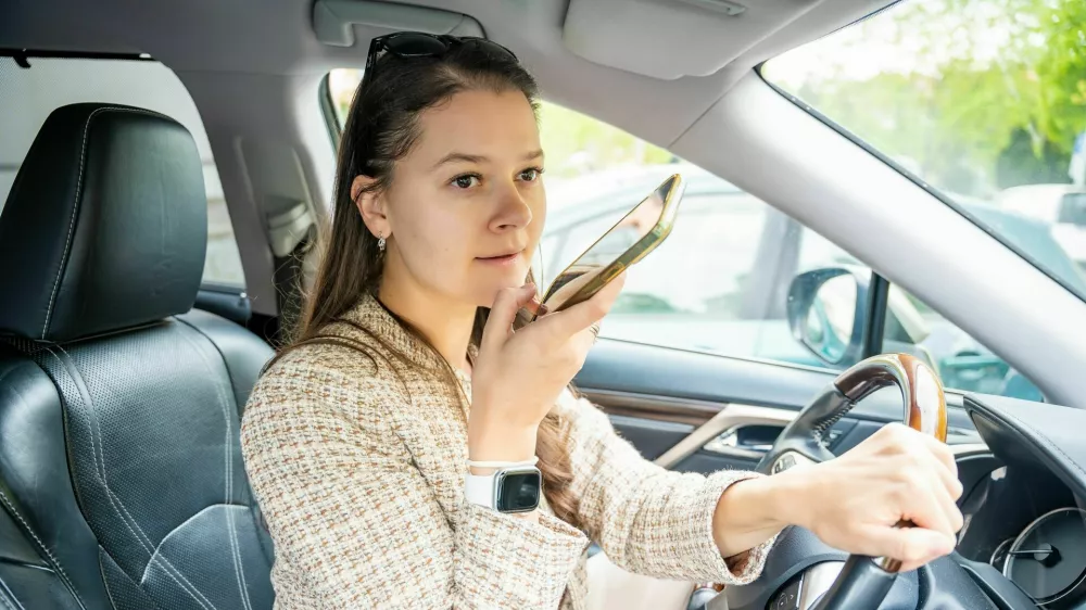 Dinamična vožnja, pogostej&scaron;e seganje po telefonu med vožnjo in močno zaupanje v svoje lastne sposobnosti so ključne lastnosti mladih voznikov. / Foto: Istock