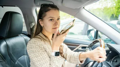 Dinamična vožnja, pogostej&scaron;e seganje po telefonu med vožnjo in močno zaupanje v svoje lastne sposobnosti so ključne lastnosti mladih voznikov. / Foto: Istock