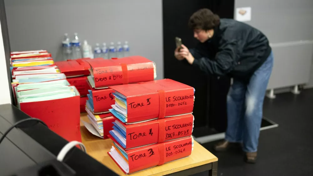 Sodni spisi v dvorani kazenskega sodi&scaron;ča v Vannesu / Foto: Profimedia