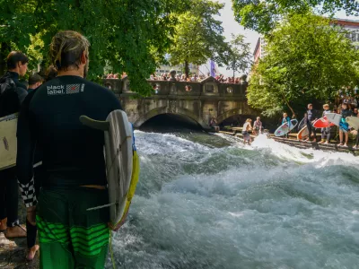 Ena od glavnih mestnih atrakcij je deskanje na valu umetne reke Eisbach v preddverju Angle&scaron;kega vrta.&nbsp;/ Foto: Getty Images