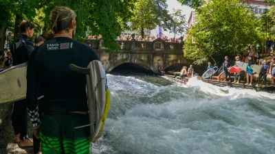 Ena od glavnih mestnih atrakcij je deskanje na valu umetne reke Eisbach v preddverju Angle&scaron;kega vrta.&nbsp;/ Foto: Getty Images