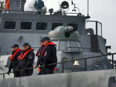 Luka Koper - večnamenska slovenska voja&scaron;ka ladja Triglav 11 - mornarica SV - Slovenska vojska,- &scaron;tiriindvajsetčlanska posadka predstavila ladjo in praktični prikaz v sodelovanju s pripadniki odreda za podvodna delovanja prikazala postopke iskanja in re&scaron;evanja na morju.  //FOTO: Bojan Velikonja