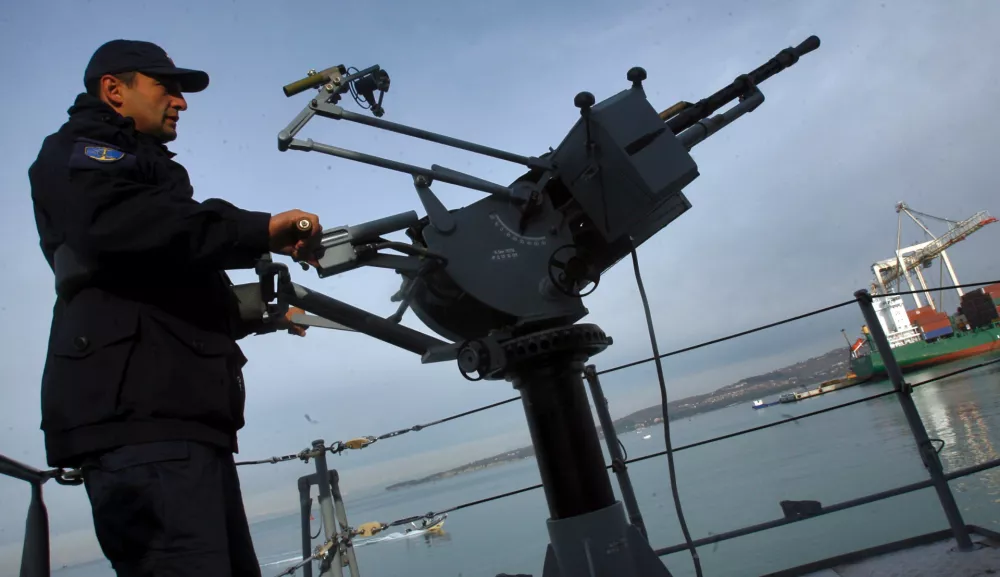 Luka Koper - večnamenska slovenska voja&scaron;ka ladja Triglav 11 - mornarica SV - Slovenska vojska,- &scaron;tiriindvajsetčlanska posadka predstavila ladjo in praktični prikaz v sodelovanju s pripadniki odreda za podvodna delovanja prikazala postopke iskanja in re&scaron;evanja na morju.  //FOTO: Bojan Velikonja