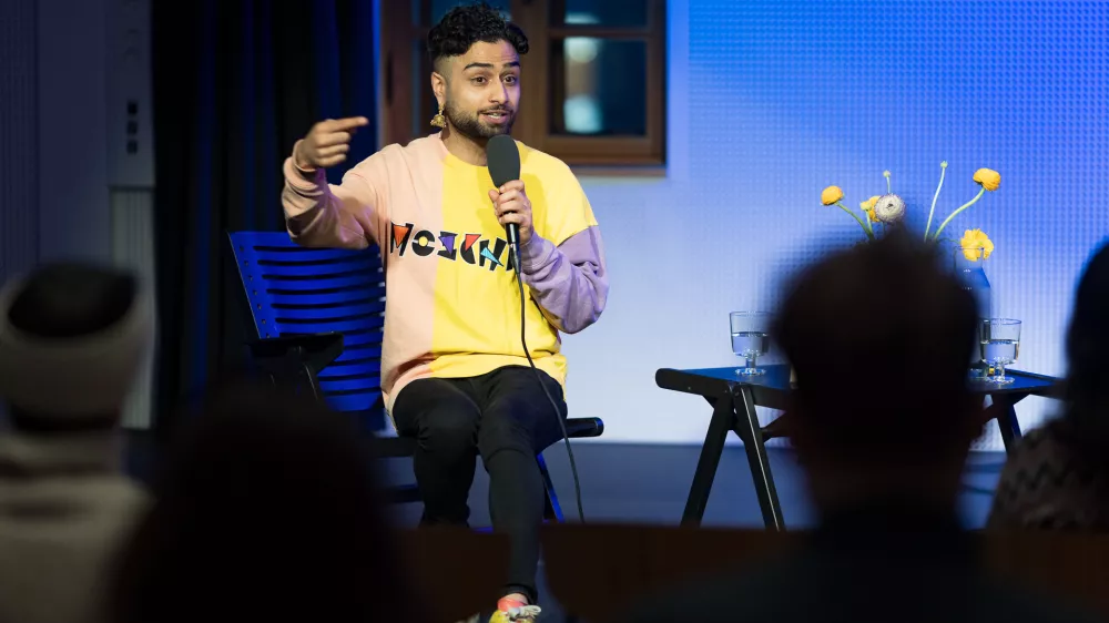 Saif ur Rehman Raja je na Vodnikovi domačiji predstavil svoj avtobiografski roman Hidžra. Prepričan je, da se bo lahko z njim poistovetil marsikdo z migrantsko izku&scaron;njo. Foto: Matej Pu&scaron;nik