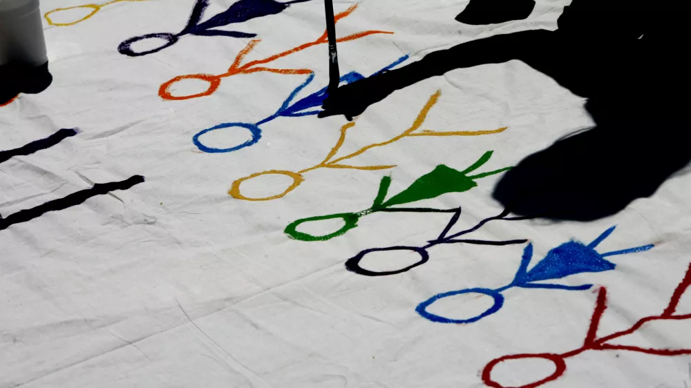 - ilustrativna fotografija - otroci, otro&scaron;tvo, risanje, medčlove&scaron;ki odnosi, čopič, roka.- 6. mednarodni festival za otroke s posebnimi potrebami Igraj se z mano 2012 - //FOTO: Bojan Velikonja