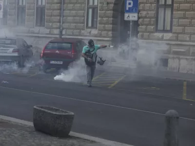 - policija je uporabila solzivec - - 05.10.2021- protestni shod v Ljubljani - protest nasprotnikov uvajanja covid ukrepov PCT (preboleli, cepljeni, testirani) - vlada je prvič v zgodovini samostojne Slovenije aktivirala 9. člen Zakona o nalogah in pooblastilih policije, da zaradi velike verjetnosti huj&scaron;ih kr&scaron;itev javnega reda pred vrhom EU-Zahodni Balkan za dva dni omeji oz. prepove gibanje v Ljubljani, na Bledu in v okolici Brda pri Kranju/FOTO: Jaka Gasar