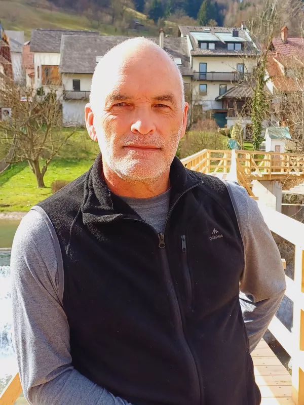 Matjaž Ovsenek že vse življenje živi v Starmanovi hi&scaron;i s častitljivo letnico 1790, ki stoji v neposredni bližini Hudičeve brvi. Foto: Tina Jereb