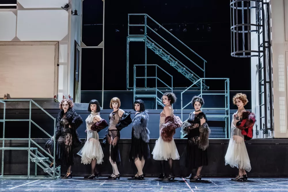 B. Brecht, K. Weill: Opera za tri gro&scaron;e, režija Mateja Koležnik, dirigent Marko Letonja, SNG Opera in balet Ljubljana in SNG Drama Ljubljana, 2025