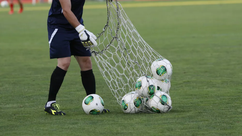  - simbolična fotografija - - nogomet - nogometna žoga - žoge - nogometa&scaron; - nogometni igralec - &scaron;portnik //FOTO: Tomaž Skale