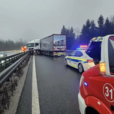 Kabina tovornjaka se je zagozdila med zaščitno ograjo in lastno prikolico.