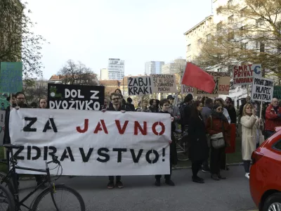 - 07.04.2023 - Protestni shod iniciative Glas ljudstva na Svetovni dan zdravja - Pohod za javno zdravstvo z Javno tribuno &ndash;zahtevali interventni zakon, v katerem predlagajo re&scaron;itve za krepitev javnega zdravstva - paket dveh zakonskih sprememb, ukinitev dopolnilnega zdravstvenega zavarovanja in predlog za pravičnej&scaron;i davek - protest //FOTO: Luka Cjuha