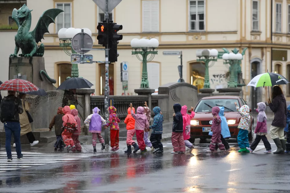 Vremenska slika12.09.2024 - Dež - Deževje v Ljubljani - otroci - dežni pla&scaron;čFoto: Luka Cjuha