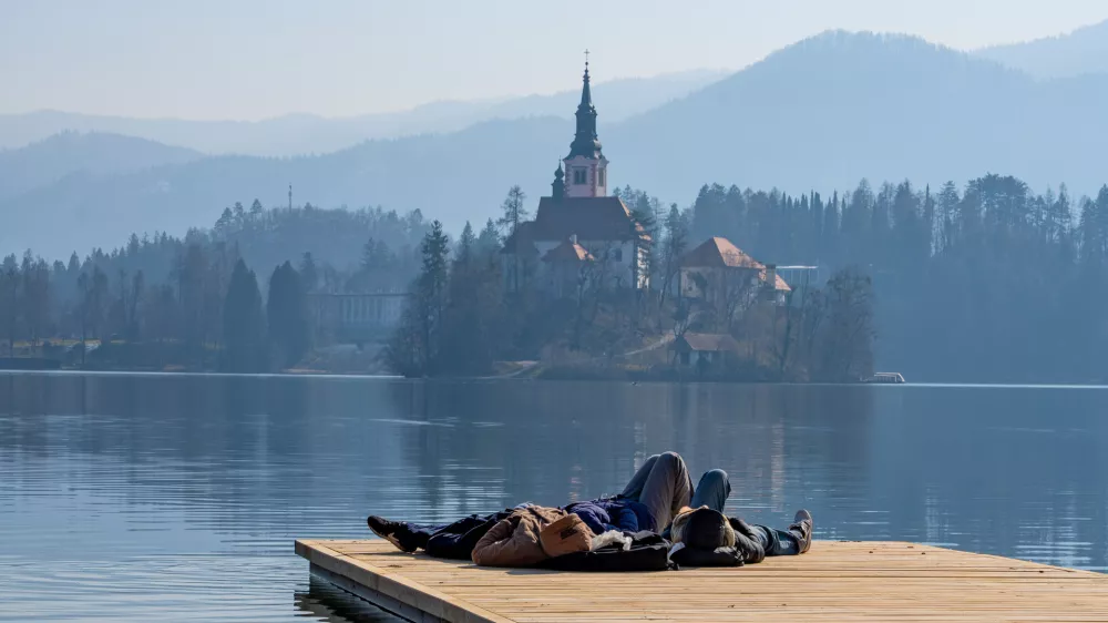 V Mali Zaki na Bledu so postavili nove lesene pomole. Foto: občina Bled