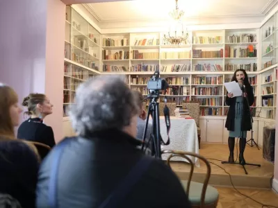 Utrinek z lanskega maratonskega branja poezije. Tovrstni dogodki so dobro obiskani. Foto:&nbsp;Matej Pu&scaron;nik