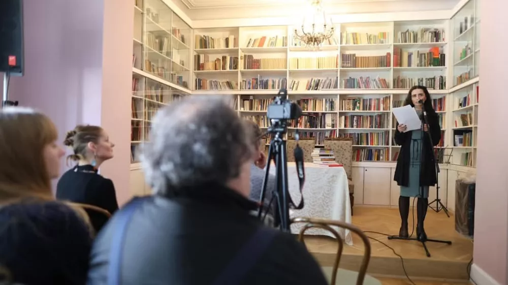 Utrinek z lanskega maratonskega branja poezije. Tovrstni dogodki so dobro obiskani. Foto:&nbsp;Matej Pu&scaron;nik