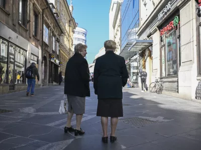 Večja delovna aktivnost starej&scaron;ih bi bila koristna za vzdržnost pokojninske blagajne, a na pristojnem ministrstvu pravijo, da izplačevanje polne pokojnine ob nadaljevanju dela ni primerno. Foto: Nik Erik Neubauer