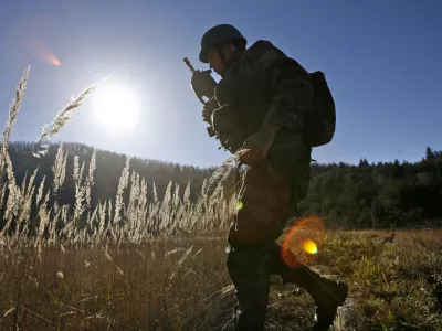- terensko usposabljanje vojakov prostovoljcev - pripadniki 59. generacija PSVR vojakov prostovoljcev, ki so na služenju v Vipavi, - 16.11.2015 - Slovenska vojska (SV) - Voja&scaron;ko vadbi&scaron;če Bloke - usposabljanje vojakov prostovoljcev - prostovoljno služenje voja&scaron;kega roka - vojak prostovoljec - vojak na prostovoljnem služenju voja&scaron;kega roka//FOTO: Tomaž SkaleOPOMBA: ZA OBJAVO V PRILOGI &ndash; DNEVNIKOV OBJEKTIV - REPORTAŽA 2015