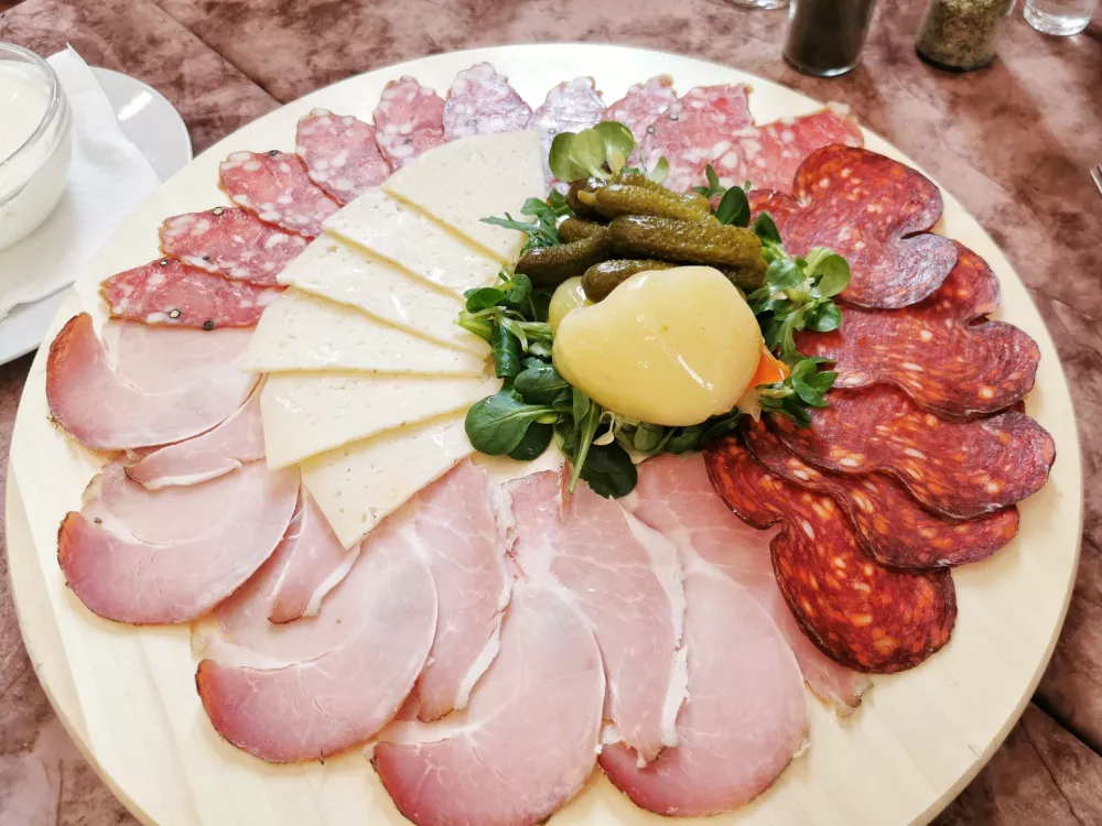 Domače hladne mesnine s sirom in zelenjavo / Foto: Miha First