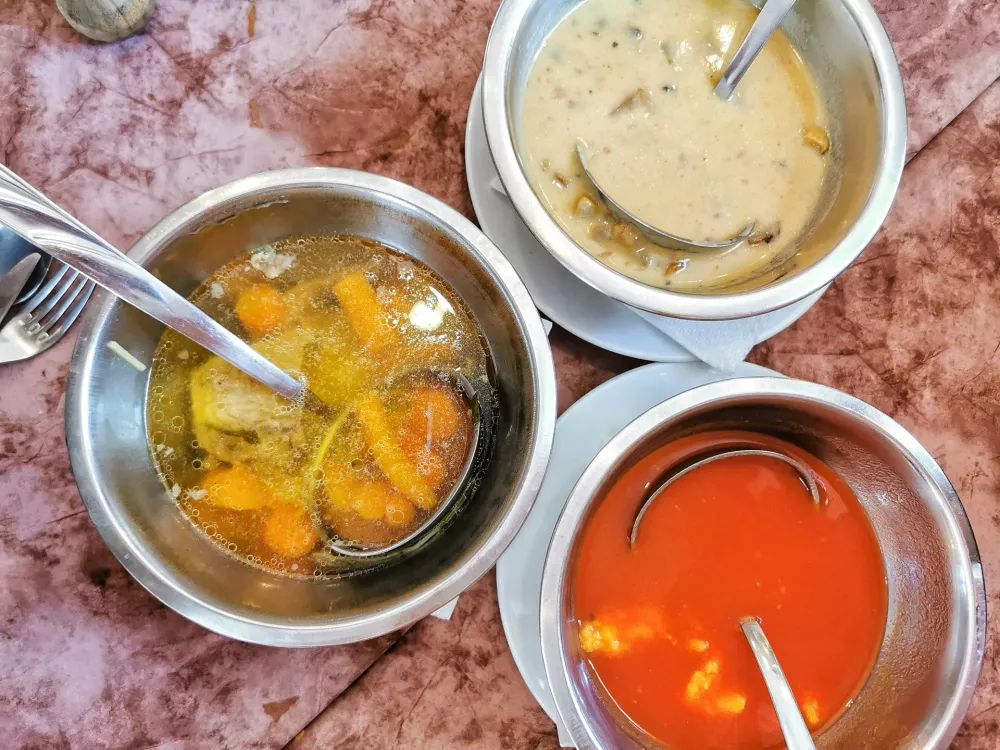 Ju&scaron;niki s paradižnikovo, gobovo in telečjo juho. / Foto: Miha First