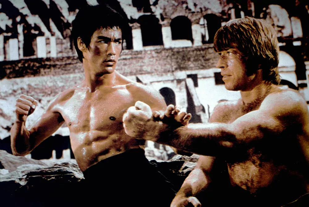 Chinese American martial artist, actor, director and screenwriter Bruce Lee (left) and American martial artist Chuck Norris on the set of their movie Meng Long Guo Jiang (The Way of the Dragon). (Photo by Concord Productions Inc./Golden Harvest Company/Sunset Boulevard/Corbis via Getty Images) / Foto: Sunset Boulevard