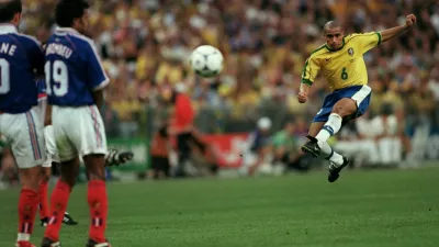 Brazilski nogometa&scaron; Roberto Carlos je po mnenju mnogih dosegel najlep&scaron;i gol iz prostega strela v zgodovini, ko je žogo s 37 metrov na tekmi proti Franciji poslal mimo živega zidu s hitrostjo 136,7 kilometra na uro. Zgodilo se je na mednarodnem turnirju leta 1997, prizor pa je bil na las podoben zgornjemu na fotografiji, ki je iz finala svetovnega prvenstva leto kasneje. / Foto: Getty Images