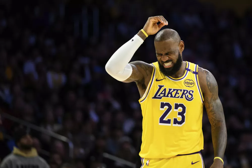 Los Angeles Lakers forward LeBron James (23) reacts after getting hit in the head during the second half of an NBA basketball game against the Charlotte Hornets, Wednesday, Feb. 19, 2025, in Los Angeles. (AP Photo/William Liang) / Foto: William Liang