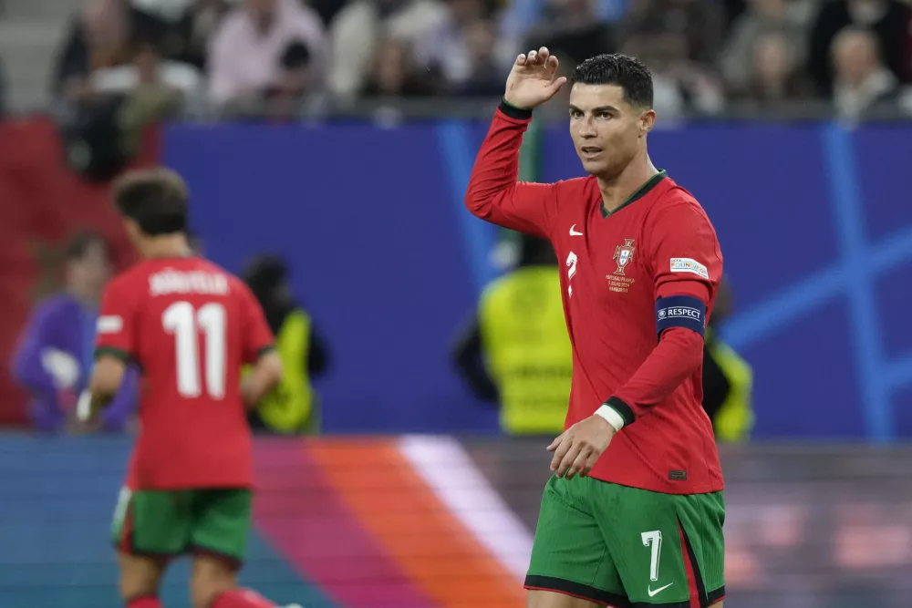 Portugal's Cristiano Ronaldo, right, reacts after a call during a quarter final match between Portugal and France at the Euro 2024 soccer tournament in Hamburg, Germany, Friday, July 5, 2024. (AP Photo/Frank Augstein) / Foto: Frank Augstein