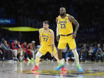 Los Angeles Lakers' LeBron James (23) and Luka Doncic (77) watch action during the second half of an NBA basketball game against the New Orleans Pelicans Tuesday, March 4, 2025, in Los Angeles. (AP Photo/Jae C. Hong) / Foto: Jae C. Hong