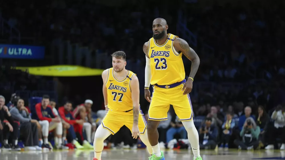 Los Angeles Lakers' LeBron James (23) and Luka Doncic (77) watch action during the second half of an NBA basketball game against the New Orleans Pelicans Tuesday, March 4, 2025, in Los Angeles. (AP Photo/Jae C. Hong) / Foto: Jae C. Hong