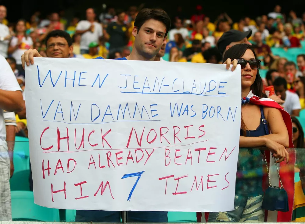 A USA supporter holds a banner saying Chuck Norris is better than Jean-Claude Van Damme before the 2014 FIFA World Cup football match, round of 16 between Belgium and USA on July 01, 2014 at the Arena Fonte Nova in Salvador De Bahia, Brazil. Photo Kieran McManus / Backpage Images / DPPI,Image: 197899688, License: Rights-managed, Restrictions: UK OUT, Model Release: no / Foto: Profimedia