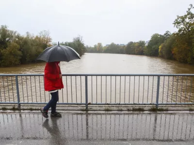 - 14.10.2015 - Fužine v Ljubljani - narasla reka Ljubljanica - močno deževje - obilne padavine ifoto: Bojan Velikonja