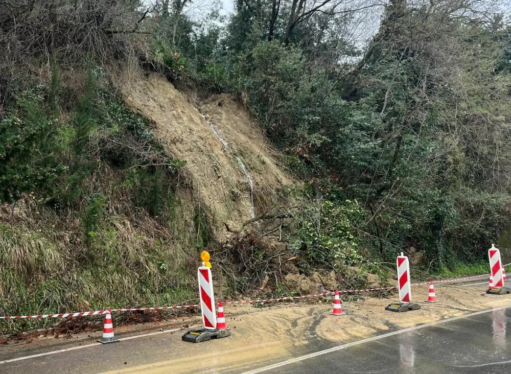 Zaradi obilnega deževja se je na Cesti na Markovec v Kopru vsul manj&scaron;i plaz, ki so ga že sanirali. 