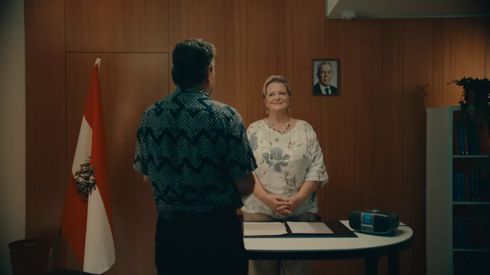 Dokumentarec &Scaron;e zdaleč ne lipicanci opisuje birokratske absurde pridobivanja avstrijskega državljanstva. Foto: FDF