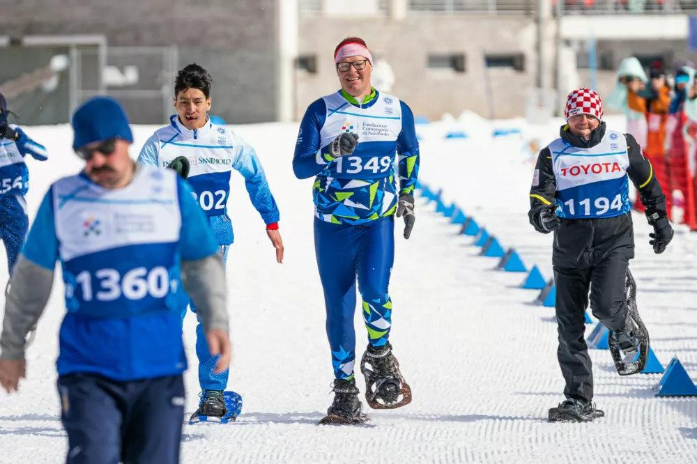 V duhu sodelovanja so se prvi dan krpljarji preizkusili v združenem &scaron;portu, kjer so skupaj tekmovali specialni olimpijci in partnerji. Barve Slovenije je v &scaron;tafeti 4&times;50 metrov zastopal Gregor Juh (v sredini).