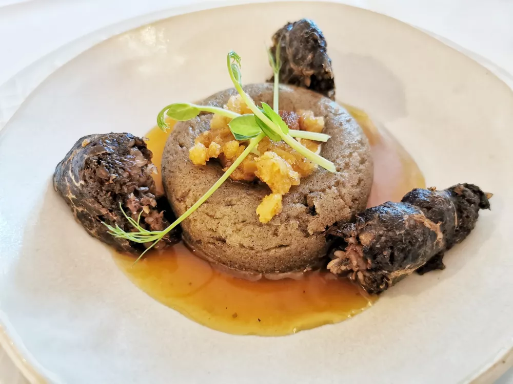 Krvavice v mrežici in ajdova tortica z ocvirki, Gostilna Mencinger