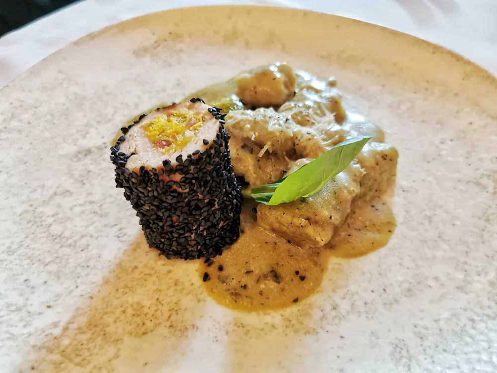 Pi&scaron;čančja rulada v črnem sezamu in bučni njoki, Gostilna Mencinger